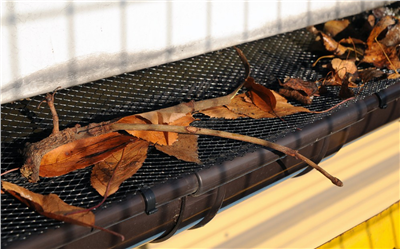 Ochranná síť proti zanášení okapových žlabů s úchytkami