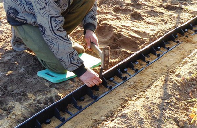 Kolík zemnící k obrubě RIM-BORD 25 cm