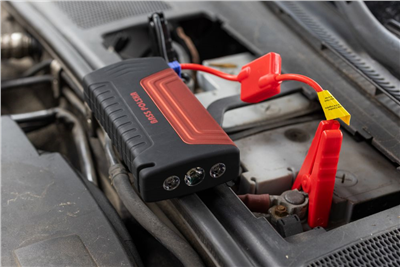 Powerbanka 15000mAh, 400-900A s funkcí startu a světlem BASS