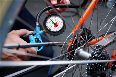 Měřič tlaku v pneumatikách | 0–12 bar, ±0,3 bar, 400 mm hadice